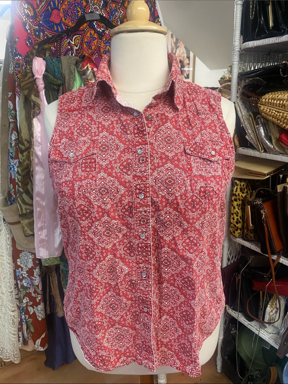 Vintage 90s - western - Red Bandana-Print Sleeveless top pearl snap buttons